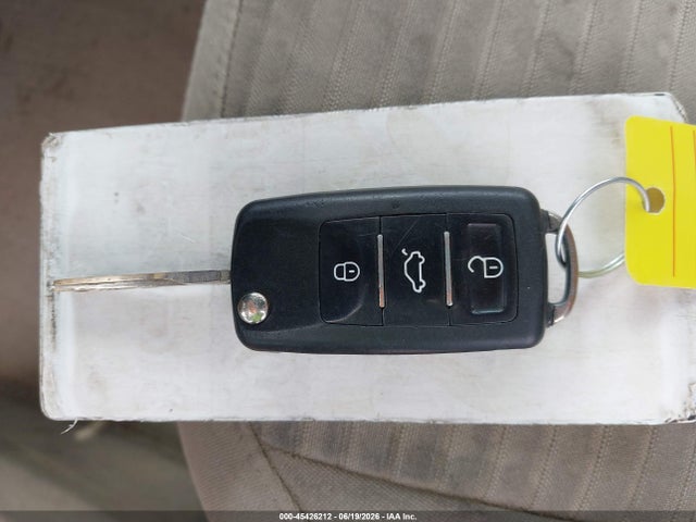 2013 Volkswagen Beetle 2.0t Turbo მანქანა იყიდება აუქციონზე, vin: 3VWV67AT0DM608932, აუქციონის ნომერი: 45426212