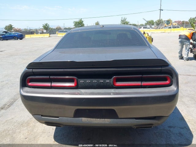2C3CDZAG0JH209516 Dodge Challenger Sxt
