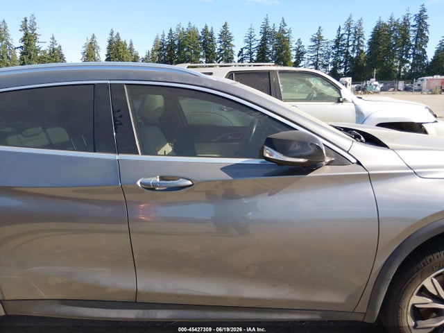 SJKCH5CR9HA018075 Infiniti Qx30 Premium