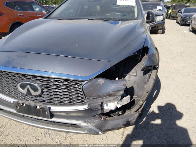 SJKCH5CR9HA018075 Infiniti Qx30 Premium