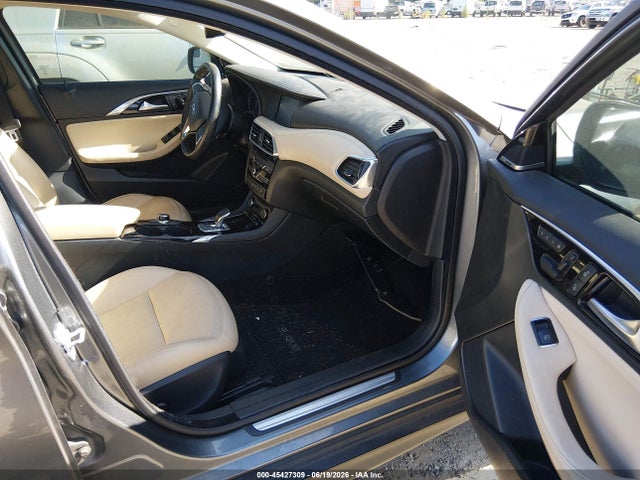 SJKCH5CR9HA018075 Infiniti Qx30 Premium