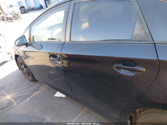 Toyota Prius Two 2015 JTDKN3DU4F0451420 Image 15