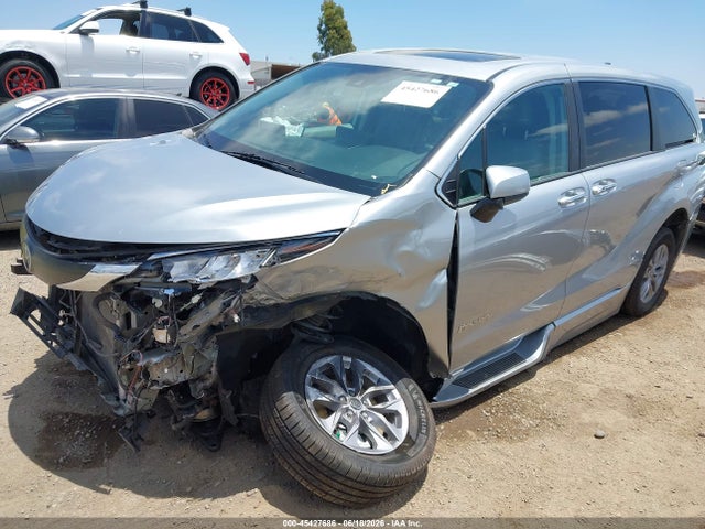 Toyota SIENNA XLE 2022 5TDYRKECXNS132467 Image 2