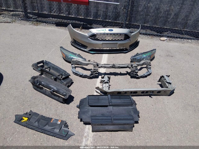 45427891 :رقم المزاد ، 1FADP3F2XFL329938 vin ، 2015 Ford Focus Se مزاد بيع