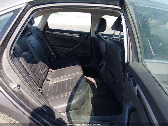 1VWCT7A37GC007734 Volkswagen Passat 1.8t Sel