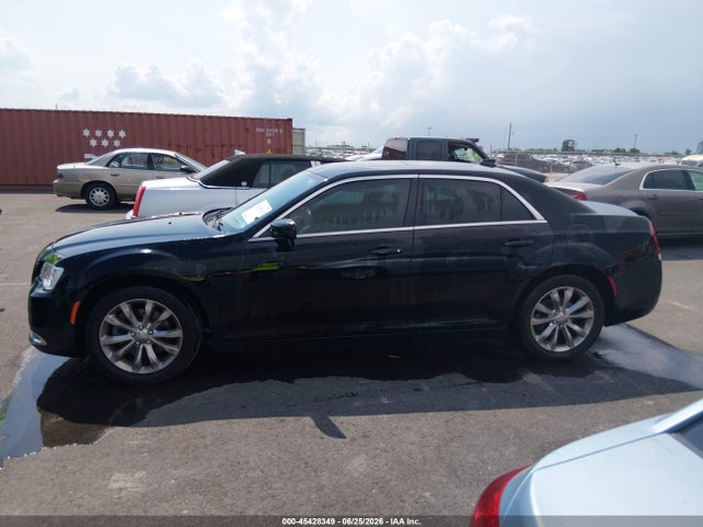 Продажа на аукционе авто 2016 Chrysler 300 Limited, vin: 2C3CCARGXGH212795, номер лота: 45428349