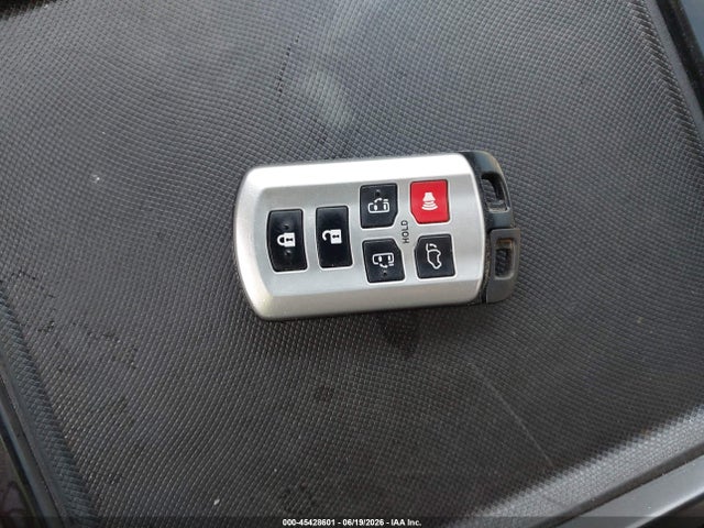 5TDYZ3DC9JS902630 Toyota Sienna Xle Premium 8 Passenger