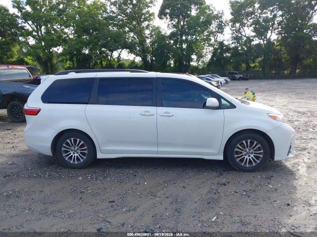 5TDYZ3DC9JS902630 Toyota Sienna Xle Premium 8 Passenger