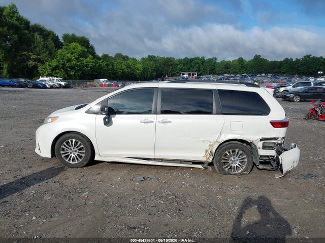 5TDYZ3DC9JS902630 Toyota Sienna Xle Premium 8 Passenger