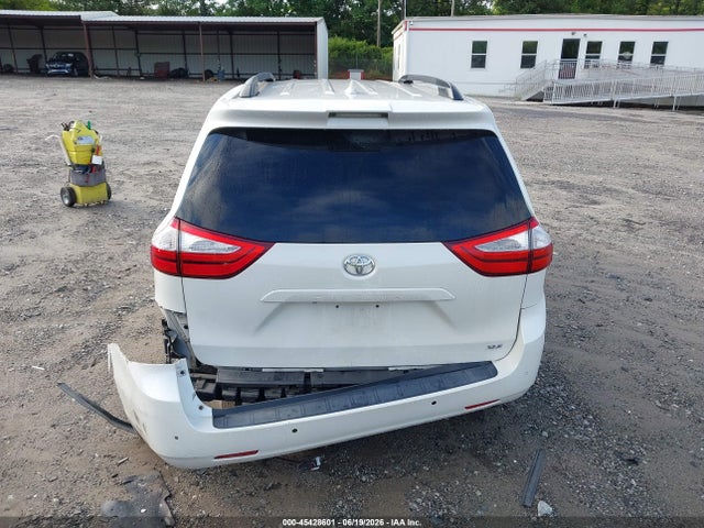 5TDYZ3DC9JS902630 Toyota Sienna Xle Premium 8 Passenger