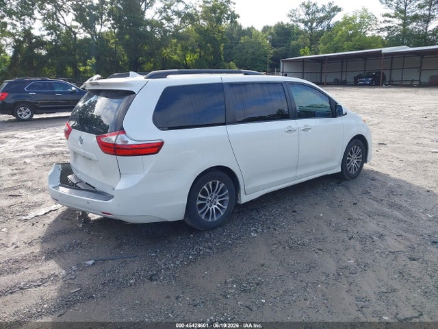 5TDYZ3DC9JS902630 Toyota Sienna Xle Premium 8 Passenger