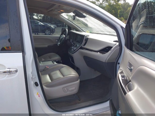 5TDYZ3DC9JS902630 Toyota Sienna Xle Premium 8 Passenger