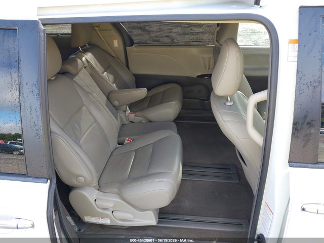 5TDYZ3DC9JS902630 Toyota Sienna Xle Premium 8 Passenger