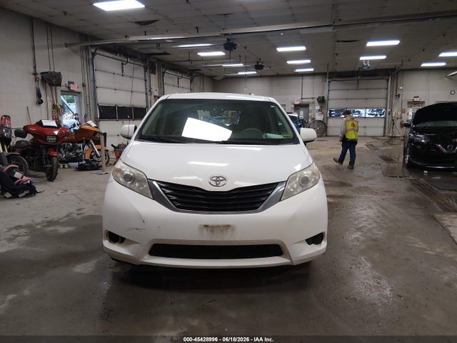 45428996 :رقم المزاد ، 5TDKK3DC5ES426828 vin ، 2014 Toyota Sienna Le V6 8 Passenger مزاد بيع