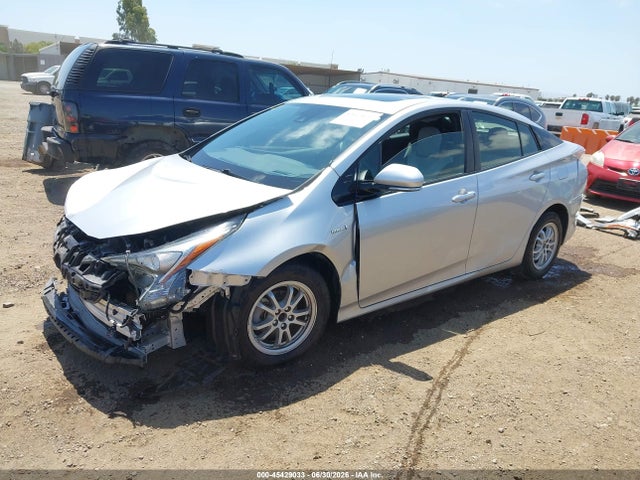 Toyota Prius Three 2018 JTDKARFU5J3065138 Image 2