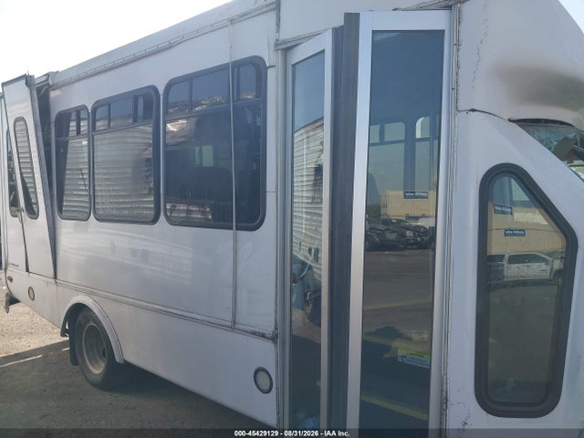 Ford E-350 Cutaway 2018 1FDEE3F68JDC20979 Image 11