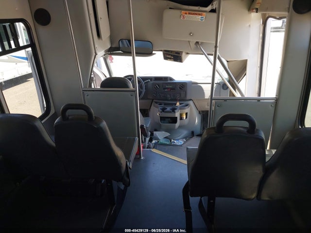 Ford E-350 Cutaway 2018 1FDEE3F68JDC20979 Image 2