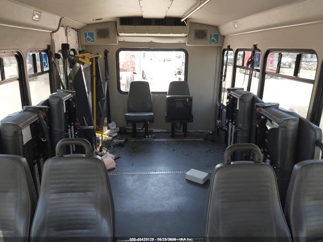 Ford E-350 Cutaway 2018 1FDEE3F68JDC20979 Image 3