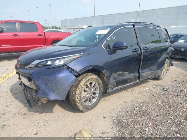 Toyota SIENNA LE 2025 5TDKRKEC8SS233525 Image 2