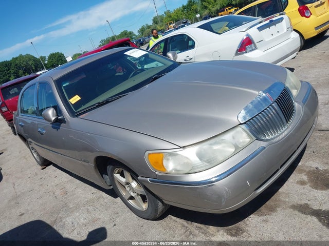 45430294 :رقم المزاد ، 1LNHM82W51Y691418 vin ، 2001 Lincoln Town Car Signature مزاد بيع