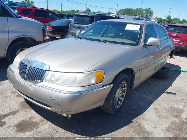 2001 Lincoln Town Car Signature მანქანა იყიდება აუქციონზე, vin: 1LNHM82W51Y691418, აუქციონის ნომერი: 45430294