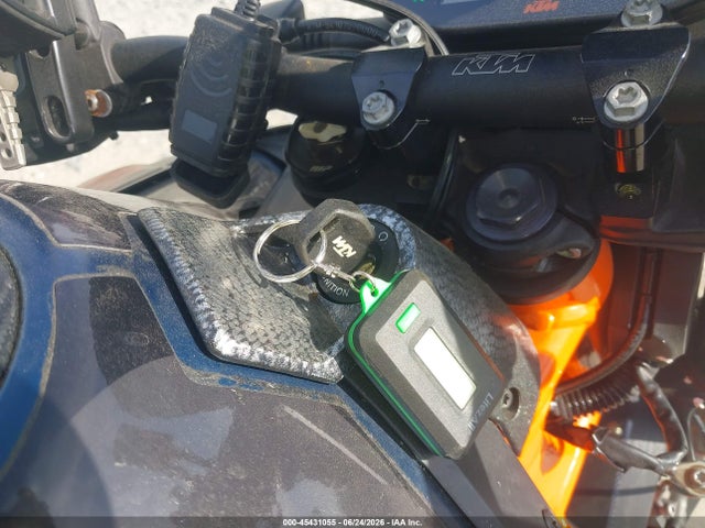 KTM 890 Duke R 2023 VBKTU9400PM849014 Image 11