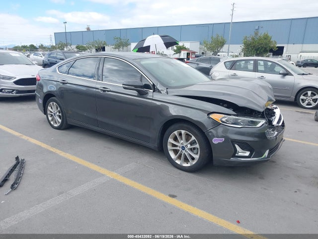 45432092 :رقم المزاد ، 3FA6P0SU9KR201796 vin ، 2019 Ford Fusion Energi Titanium مزاد بيع
