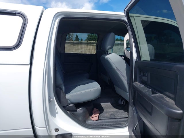 3C63R3CT0JG410084 RAM 3500 Tradesman 4x4 6&#039;4 Box