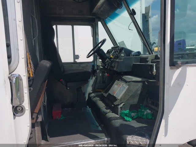 Aukcja sprzedaży 2000 Freightliner Chassis M Line Walk-in Van, vin: 4UZA4FA48YCG41533, numer aukcji: 45432920