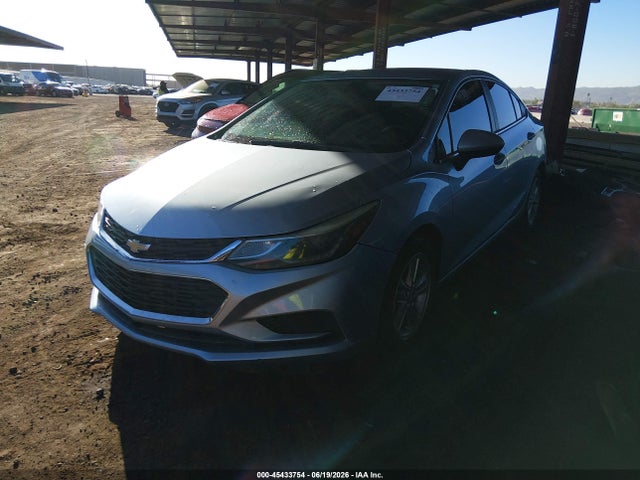 Chevrolet Cruze Lt Auto 2018 1G1BE5SM8J7107029 Image 2