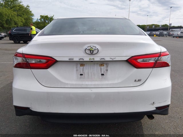 45434235 :رقم المزاد ، 4T1B11HK5JU654077 vin ، 2018 Toyota Camry Le مزاد بيع
