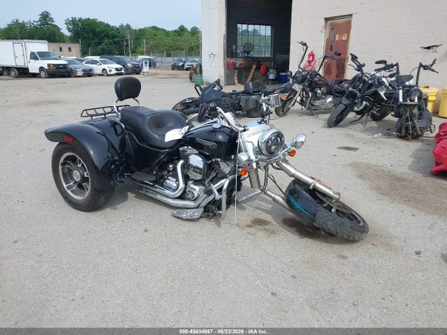 Harley-Davidson Flrt Free Wheeler 2015 1HD1MCM14FB859844 главное изображение