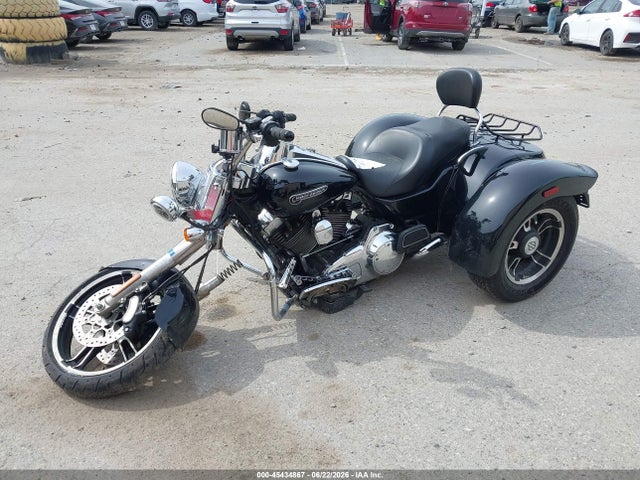 Harley-Davidson Flrt Free Wheeler 2015 1HD1MCM14FB859844 Image 2