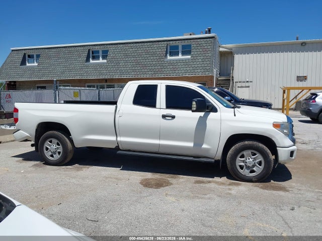 Продаж на аукціоні авто 2017 Toyota Tundra Sr 5.7l V8, vin: 5TFCY5F12HX021910, номер лоту: 45435028