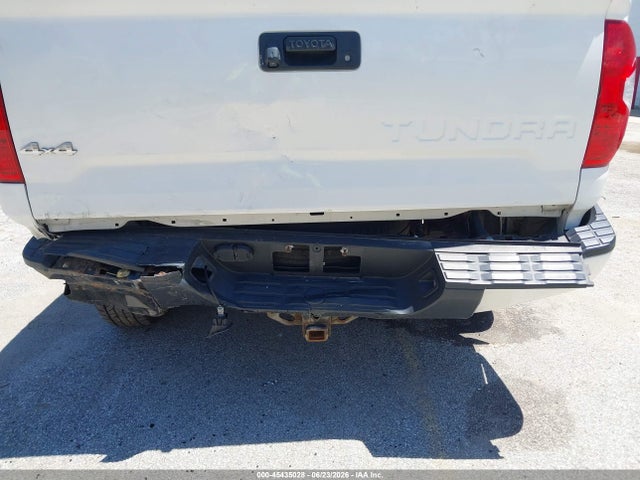Продаж на аукціоні авто 2017 Toyota Tundra Sr 5.7l V8, vin: 5TFCY5F12HX021910, номер лоту: 45435028