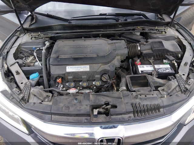 Honda Accord Touring 2016 1HGCR3F98GA016415 Image 10