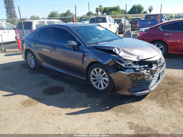 45436552 :رقم المزاد ، 4T1R11AK0NU677720 vin ، 2022 Toyota Camry Le مزاد بيع