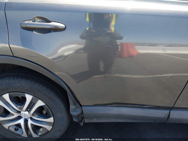 Toyota RAV4 LE 2018 2T3ZFREV8JW458607 Image 17