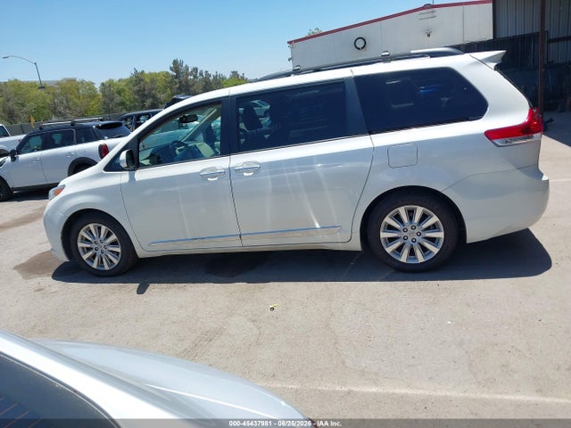 45437981 :رقم المزاد ، 5TDYK3DC6DS372979 vin ، 2013 Toyota Sienna Limited V6 7 Passenger مزاد بيع