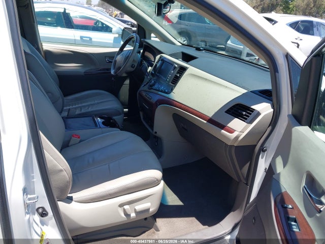 45437981 :رقم المزاد ، 5TDYK3DC6DS372979 vin ، 2013 Toyota Sienna Limited V6 7 Passenger مزاد بيع