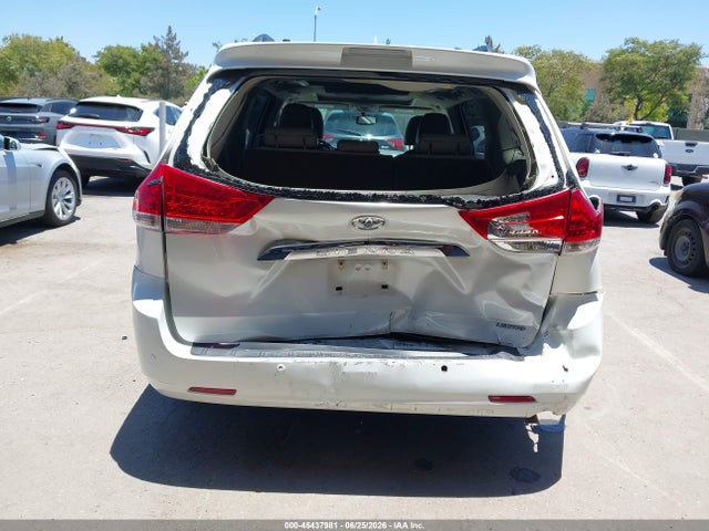 45437981 :رقم المزاد ، 5TDYK3DC6DS372979 vin ، 2013 Toyota Sienna Limited V6 7 Passenger مزاد بيع