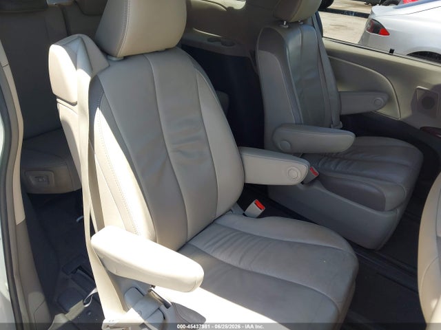 45437981 :رقم المزاد ، 5TDYK3DC6DS372979 vin ، 2013 Toyota Sienna Limited V6 7 Passenger مزاد بيع