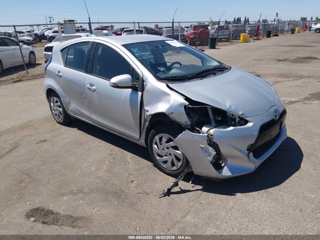 45438252 :رقم المزاد ، JTDKDTB3XF1585923 vin ، 2015 Toyota Prius C Two مزاد بيع
