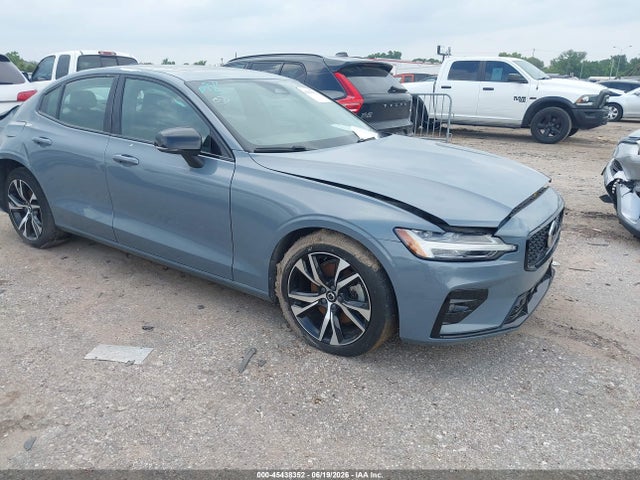 2024 Volvo S60 B5 Core Dark Theme მანქანა იყიდება აუქციონზე, vin: 7JRL12FK9RG323001, აუქციონის ნომერი: 45438352