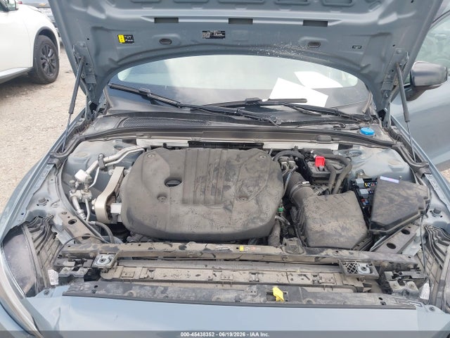 7JRL12FK9RG323001 Volvo S60 B5 Core Dark Theme