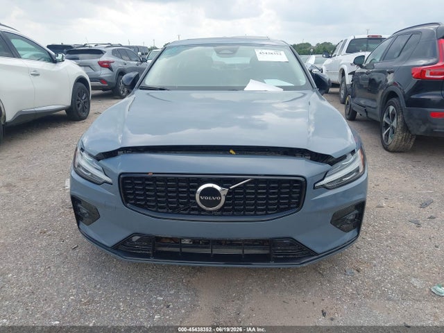 7JRL12FK9RG323001 Volvo S60 B5 Core Dark Theme