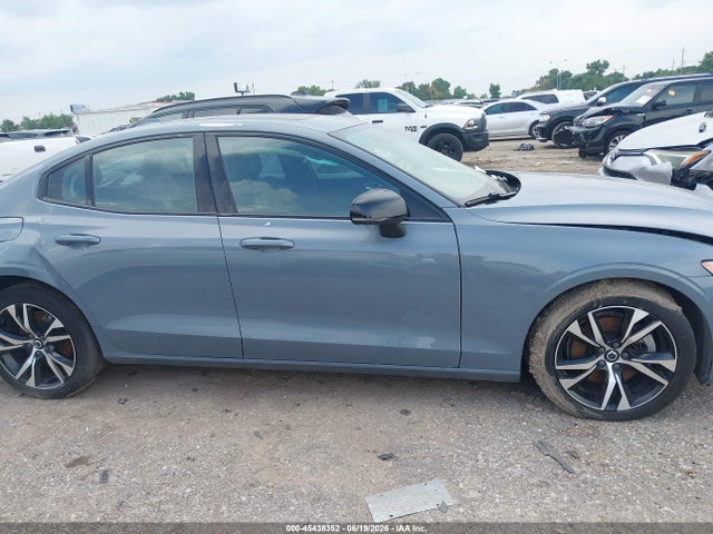 7JRL12FK9RG323001 Volvo S60 B5 Core Dark Theme
