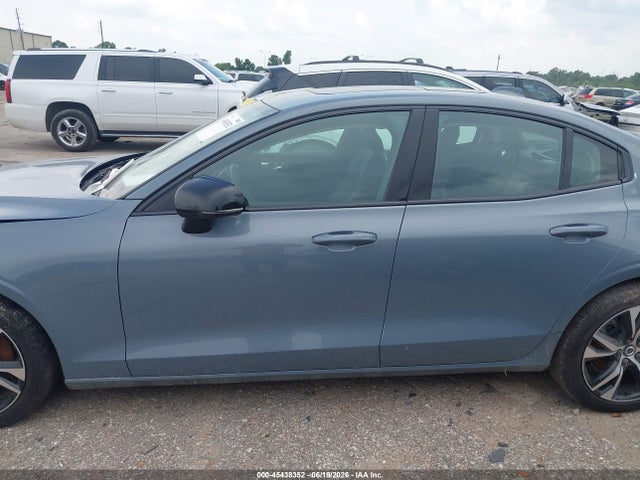 7JRL12FK9RG323001 Volvo S60 B5 Core Dark Theme