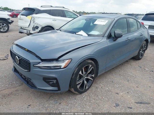 7JRL12FK9RG323001 Volvo S60 B5 Core Dark Theme