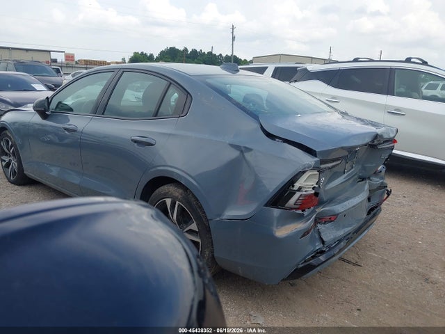7JRL12FK9RG323001 Volvo S60 B5 Core Dark Theme